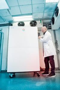 Les nouveaux thermostats de process LAUDA Integral P élargissent la plage de température des fluides calopor-teurs combustibles et permettent des applications dans des conditions réalistes et à des coûts d'exploitation favorables (Photo : LAUDA)