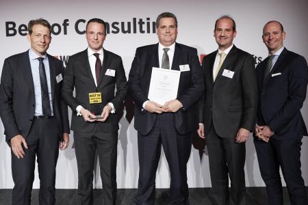 Dr. Torsten Latz, Dr. Bernhard Höveler, Gerald Saremba, Prof. Dr. Matthias Lütke Entrup und Florian Holzmann (v.l.n.r.) auf der Preisverleihung
/ © Frank Beer für WirtschaftsWoche