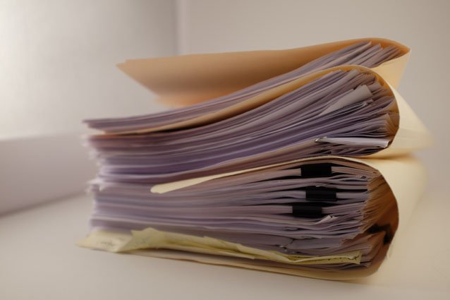 a-stack-of-folders-contracts-papers-quelle DMSFACTORY.jpg