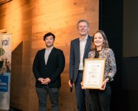 Die beiden Preisträger:innen Luca-Marie Engelking der Hochschule Bremen (rechts) und Phi-Luan Chung (links, Private Hochschule für Wirtschaft und Technik Vechta/Diepholz/Oldenburg) mit Dr. Joachim Betker, Werk- und Standortleiter von Airbus Bremen. Copyright: Philipp Eigner