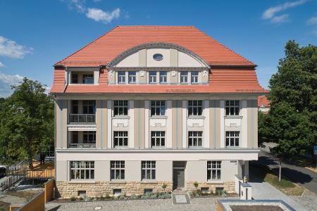 Mehr als hundert Jahre alt ist die Jugendstilvilla in Radeberg: 1913 erbaut, diente sie lange Jahre als Wohnhaus für mehrere Parteien. Im Erdgeschoss waren ein Tabak- und ein Schokoladengeschäft untergebracht. Foto: Caparol Farben Lacke Bautenschutz/Gunter Binsack