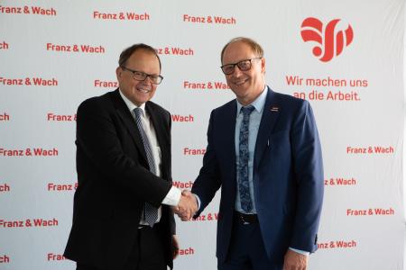 Dr. Hans-Joachim Hauser, Leiter der Abt. Mittelstand im Wirtschaftsministerium Baden-Württemberg und Gerhard Wach, Gründer der Franz & Wach Personalservice GmbH (rechts)