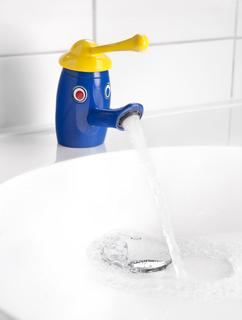 AQUAPINO Kinder-Einhebelmischer: Der neue Kinder-Einhebelmischer AQUAPINO vom Sanitärspezialisten Franke wird schnell zum fröhlich-bunten Wasserspielfreund, Foto: Franke Aquarotter GmbH