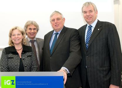 Ariane Durian, Werner Stolz (v.l.) und Holger Piening (r.) begrüßten Karl-Josef Laumann (MdL NRW) beim iGZ