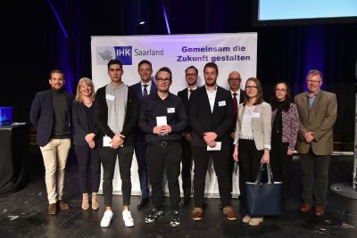 IHK-Vizepräsidentin Sonja Anton, Ministerpräsident Tobias Hans und IHK-Präsident Dr. Hanno Dornseifer sowie die Sponsoren der Sonderpreisträger. Von links nach rechts: Marc Leibold (Industrieelektriker), Lukas Pein (Verkäufer, neue Verordnung), Michael Spaniol (Industriemechaniker) sowie Jaqueline Donate (Ausbildung der Ausbilder)