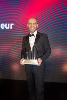 Amir_Roughani_mit_Award_Entrepreneur_of_the_Year_2014.jpg
