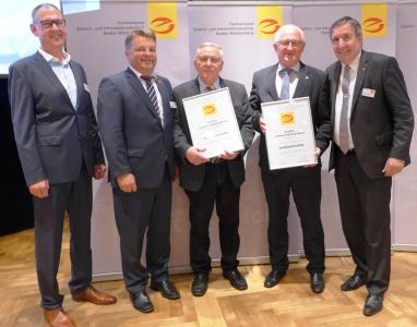 Das Ehrenzeichen des Fachverbands erhielten Elektroinstallateurmeister Rudolf Zimmermann der Elektro-Innung Hochrhein aus Ühlingen-Brenden (Mitte) und Diplom-Ingenieur Armin Kretzschmar der INTER Versicherungsgruppe aus Krostitz (2.v.r.) für ihr außerordentliches Engagement für das baden-württembergische Elektrohandwerk – überreicht von Fachverband-Präsident Thomas Bürkle (r.), Vizepräsident Achim Schenk (l.) und Hauptgeschäftsführer Andreas Bek (2.v.l.), Bildquelle: Fachverband Elektro- und Informationstechnik Baden-Württemberg