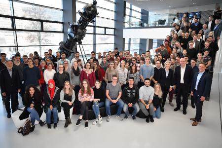 Die Teilnehmer der Exkursion im Zeiss Forum / Fotonachweis: © ZEISS / Manfred Stich