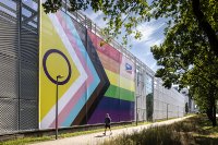 Eine Regenbogenfahne leuchtet am SMA Parkhaus: Die bunten Farben stehen für Toleranz und die Vielfalt der queeren Community