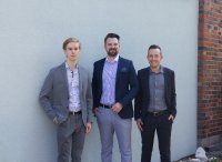 v.r.n.l.: Pierre Andreä (CEO), Betriebswirt und Dominik Straußberger (CFO), Sozialökonom, bringen ihre langjährige Erfahrung aus ihrem ehrenamtlichen Engagement im Börsenverein sowie in leitender Position eines Investmentclubs ein. Jakob Fahr, Informatiker und CTO, verantwortet die technologische Weiterentwicklung der innovativen InsiderPie-Technologie.