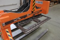 Für optimales Heben und Senken des Platinengreifer-Tisches: Die Industrie-Gaszugfedern des Typs GZ-28-600-DD-1200N wurden von den Konstrukteuren im Testbetrieb über das außen am Korpus leicht zugängliche Ventil auf den Schlusswert von je 800 N eingestellt / Bild: Nordgreif GmbH