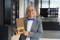 Stolze Gewinnerin: Irena Heuzeroth ist mit dem AMBassador Award der Formnext 2025 ausgezeichnet worden