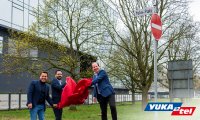 (v.l.n.r.)Yusuf Karataş, Mehmet Karataş und Bürgermeister Martin Burlon enthüllen gemeinsam das Straßenschild des Yuka-Platz 1 vor der neuen Firmenzentrale der Yukatel GmbH. 