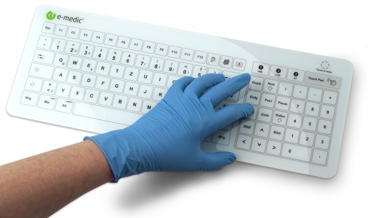 e-medic_Glastastatur-mit-Handschuhen-bedienbar.jpg