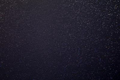 Farbiges Licht bringt die Wände der Silverball-Lounge zum Funkeln. Diese Glitzer-Wirkung verdanken sie Effektpigmenten (Capadecor Diamonds Silber von Caparol), die bei der Schlussbeschichtung gleichmäßig mit dem Nespri-Gerät auf alle Flächen aufgebracht wurden / Foto: Caparol Farben Lacke Bautenschutz/Andreas Wiese