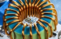 Zahlreiche Forschungsansätze beschäftigen sich mit der Weiterentwicklung von Widerständen oder Kondensatoren auf Leiterplatten. Bild: shutterstock Zahlreiche Forschungsansätze beschäftigen sich mit der Weiterentwicklung von Widerständen oder Kondensatoren auf Leiterplatten. Bild: shutterstock