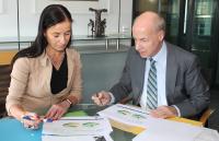 Besprechen den Wirtschaftslagebericht der IHK Heilbronn –Franken für das dritte Quartal 2017:  IHK-Hauptgeschäftsführerin Elke Döring und Dr. Helmut Kessler, stellvertretender Hauptgeschäftsführer / Foto: Matthias Marquart, IHK