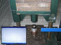 Dynamische und quasi statische Kraft-Wegkennlinien wurden in Tests aufgezeichnet und mit Vorgängerlösungen verglichen. Sie sind in Normblätter vieler Kfz-Hersteller aufgenommen und zeigen im Vergleich zu früher höhere maximale Kraftwerte (Bild- und Grafiknachweise: ACE Stoßdämpfer GmbH)