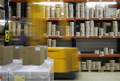 Grünes Warehouse Management macht Ihre Logistik, z. B. durch kürzere Fahrwege, nachhaltig und kann gleichzeitig Betriebskosten senken