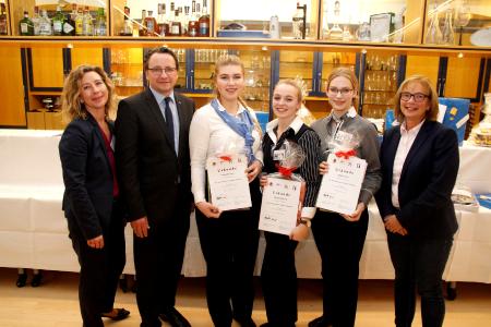 Friederike Korte (v.l.), Nele Bröhenhorst und Stefanie Kern sind die besten angehenden Hotelfachleute in der Region Hannover / Foto: Westphal/ Region Hannover