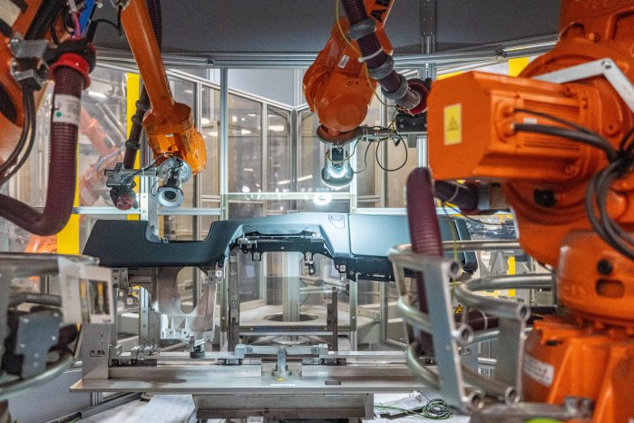 BMW Cockpitfertigung.jpg