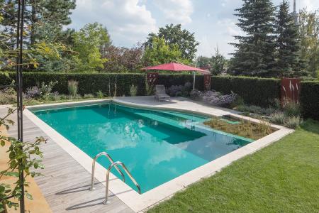 Mit ihrer flussähnlichen Strömung sind die Gegenstromanlagen von BINDER die ideale Ergänzung für Naturpools und Schwimmteiche