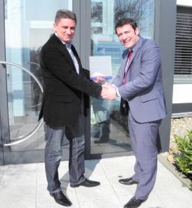 The partnership is sealed – Rainer Helm, Managing Director of D&K Deutschland and Dominik Di Leo, Area Sales Manager at LEGIC Identsystems Ltd.