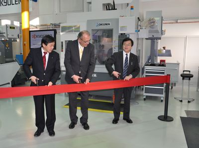 Feierliche Eröffnung des neuen Kyocera Trainingscenters (v.l.n.r.): Mitsuru Imanaka, European President Kyocera Fineceramics; Herr Herbert Napp, Bürgermeister Neuss; Ken Ishii, General Manager Corporate Cutting Tool Group