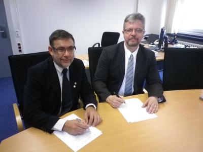 Der Präsident der Hochschule, Prof. Dr. Hans-Joachim Schmidt, und der Gründungsrektor Prof. Dr. Ruben Ascúa der Universidad Nacional de Rafaela den Kooperationsvertrag