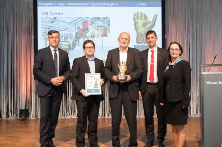 Das hochdynamische Taschensorter-System von SSI Schäfer wird als Sieger in der Kategorie „Lager, Kommissionierung und Intralogistik“ mit dem begehrten „handling award 2018“ geehrt. (Bild: M. Hauptmannl/handling/WEKA BUSINESS MEDIEN)