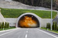 Mit gleich zwei verheerenden Bränden von Alpen-Straßentunneln ging 1999 als denkwürdiges Jahr in die Geschichte ein. Am 24. März verursachte ein mit Mehl und Margarine beladener LKW im Montblanc-Tunnel ein Inferno, das 39 Menschenleben forderte. Am 29. Mai dann wurde im Tauerntunnel der Brand eines mit Lackfarben beladenen Lastwagens 12 Menschen zum Verhängnis. Seither hat sich bei der Sicherheit von Tunneln viel getan. Dazu beigetragen hat auch die 2004 verabschiedete sogenannte EU-Tunnelrichtl