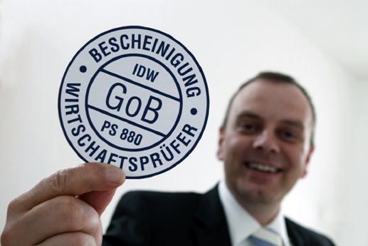 Andreas Prüfig präsentiert GoB-Bescheinigung.jpg