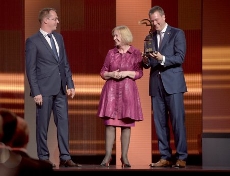 HERMES AWARD_HARTING Technologiegruppe_Dr. Karsten Walther_Bundesbildungsministerin Prof. D.jpg