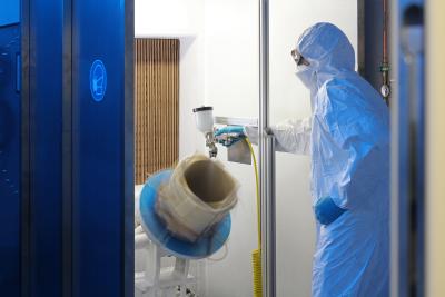 Herstellung einer Sprühbeschichtung auf einem G1-Tiegel am Fraunhofer IISB im Rahmen des SYNERGIE Projektes.
Bild: Kurt Fuchs / Fraunhofer IISB