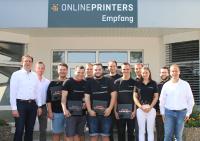 Ausbildung abgeschlossen: Abschlussjahrgang 2018: (3. bis 9. v. l.): Andrej Oblender, Rares Daraban, Alexander Klein, Pascal Meyer, Boris Kraft und Marco Sammetinger. Es gratulierten Jürgen Winkler (1. v. l.), Leiter der Produktion, Stefan Hagen (2. v. l.), Leistung Offsetdruck, sowie die Ausbilder Jan Fina (4. v. r.), Lukas Fuhrmann (2. v. r.) und Michael Rüttinger (1. v. r.). Personalreferentin Sandra Jakusch (3. v. r.) hat die Auszubildenden drei Jahre lang betreut / Copyright: Onlineprinters GmbH Ausbildung abgeschlossen: Abschlussjahrgang 2018: (3. bis 9. v. l.): Andrej Oblender, Rares Daraban, Alexander Klein, Pascal Meyer, Boris Kraft und Marco Sammetinger. Es gratulierten Jürgen Winkler (1. v. l.), Leiter der Produktion, Stefan Hagen (2. v. l.), Leistung Offsetdruck, sowie die Ausbilder Jan Fina (4. v. r.), Lukas Fuhrmann (2. v. r.) und Michael Rüttinger (1. v. r.). Personalreferentin Sandra Jakusch (3. v. r.) hat die Auszubildenden drei Jahre lang betreut / Copyright: Onlineprinters GmbH