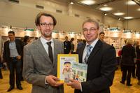 Bildungsminister Mathias Brodkorb und WEMAG-Vorstandsmitglied Thomas Pätzold unterstützen den modernen und technisch anspruchsvollen Beruf des Elektronikers. WEMAG/Rudolph-Kramer