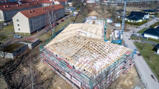 Unterm Himmel ist noch Platz: Die Erweiterung von Bestandsgebäuden durch Aufstockung mit Nagelplattenbindern schafft Wohnraum und hilft, den Flächenverbrauch zu begrenzen und die Versiegelung von Freiflächen zu vermeiden.
Foto: OPITZ Holzbau/GIN, Ostfildern; www.nagelplatten.de