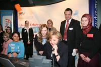 Girls`Day 2006: Erstmals bekommt das DVZ den Zuschlag und darf seine Projektidee im Bundeskanzleramt Berlin bei der Auftaktveranstaltung des Mädchenzukunftstages präsentieren. Über eine Videotelefonie-Schaltung spricht Angela Merkel mit einer Schulklasse in Schwerin und läutet damit indirekt das im Folgejahr aufgesetzte Flächenprojekt der IP-Telefonie-Einführung in M-V ein.
