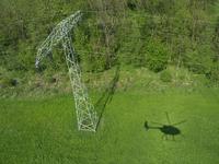 Mit einem Helikopter kontrolliert die WEMAG das Hochspannungsnetz in Westmecklenburg und Brandenburg aus der Luft. Foto: WEMAG/Rudolph-Kramer