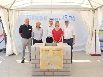 Assembled together the time capsule inside the foundation stone with a copy of the joint agreement, a daily newspaper and a complete Euro coin set: (from left) Hartmut Böse, Managing Director Messer Industriegase GmbH, Karl-Heinz Reuter, Plant Manager Saint-Gobain Isover G + H AG , Georg Schöberl, Managing Director of basi Schöberl GmbH & Co. KG, Stefanie Seiler, Mayor of Speyer and Stefan Messer, owner and CEO of Messer Group GmbH.