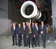 v.l.: Dr. Joachim Wulf (Chief Engineer Technology Demonstrators, MTU Aero Engines), Dr. Jörg Henne (Leiter Entwicklung und Technologie, MTU Aero Engines), Dr. Rainer Martens (Vorstand Technik, MTU Aero Engines), Jean-Francois Brouckaert (Project Officer Engines, Clean Sky Joint Undertaking), Eric Dautriat (Executive Director Clean Sky Joint Undertaking), Bruno Stoufflet (Vice Chair of the Clean Sky Governing Board), Ministerialrat Dr. Helmut Greinke (BMWi) und Dr. Stefan Weber (Leiter Technologie und Vorauslegung) v.l.: Dr. Joachim Wulf (Chief Engineer Technology Demonstrators, MTU Aero Engines), Dr. Jörg Henne (Leiter Entwicklung und Technologie, MTU Aero Engines), Dr. Rainer Martens (Vorstand Technik, MTU Aero Engines), Jean-Francois Brouckaert (Project Officer Engines, Clean Sky Joint Undertaking), Eric Dautriat (Executive Director Clean Sky Joint Undertaking), Bruno Stoufflet (Vice Chair of the Clean Sky Governing Board), Ministerialrat Dr. Helmut Greinke (BMWi) und Dr. Stefan Weber (Leiter Technologie und Vorauslegung)
