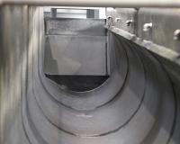 Die spezielle Gestaltung der Arbeitsbehälterinnenflächen mit einseitig eingerundeter U-Form fördert optimale Umwälzung von Schleifkörpern und Werkstücken / Foto: Rösler Oberflächentechnik GmbH