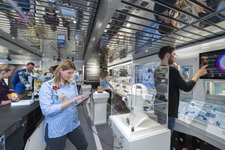 Die Ausstellung im Erdgeschoss zeigt innovative Entwicklungen aus dem Bereich der sechs Zukunftsaufgaben der neuen Hightech-Strategie. © BMBF-Initiative InnoTruck / FLAD & FLAD Communication GmbH