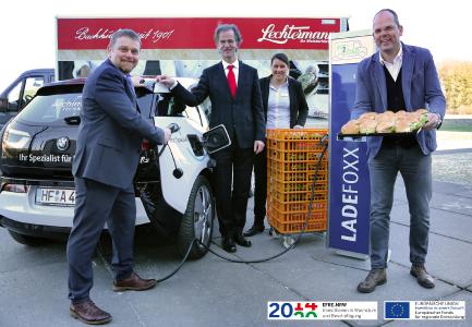 Die Projektpartner von Fit2Load: v. l. Prof. Dr.-Ing. Jens Haubrock (FH Bielefeld), Dr. Peter Westerbarkey (Westaflex GmbH), Stefanie Balzarek (Archimedes Technik GmbH) und Stefan Lechtermann (Lechtermann-Pollmeier Bäckereien GmbH & Co. KG) (Copyright: © FH Bielefeld, 14.02.2018)
