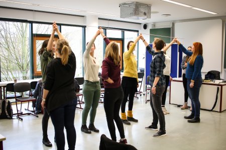 In Workshops werden Kommunikation und Teamgeist als Führungsqualitäten gestärkt.
