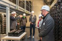 Dirk Diele, Produktmanager für die WEMAG-Batterie-Stationen, erklärt Mitgliedern des Kundenbeirats den Aufbau und die Funktionsweise des WEMAG-Batteriespeichers / Foto: WEMAG/Stephan Rudolph-Kramer