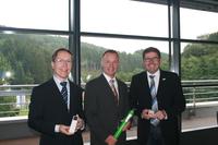 Sie versprechen sich äußerst viel vom neuen SELVE-Funk-Antrieb: Gesamtvertriebsleiter Christian Pfeffer (v.li.), Dr. Jost Weiper (Leiter der Elektronischen Entwicklungsabteilung) und Geschäftsführer Andreas Böck. Denn dieser neue wie einzigartige Motor sorgt für Kompatibilität und maximalen Kundennutzen (Fotos: SELVE)