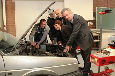 Autocheck in der BBS 6: Prüfingenieur Christian Mundt (links) untersucht den Golf des Auszubildenden Dustin Stetzkamp (2. von links). Schulleiter Michael Sternberg (Mitte), die stellvertretende Regionspräsidentin Doris Klawunde und der Niederlassungsleiter Hannover der DEKRA Automobil GmbH, Andreas Gugat, schauen zu