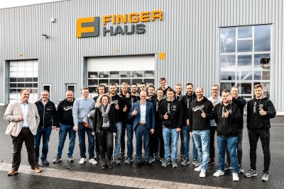 Handballstars erleben Handwerk live