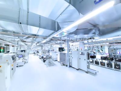 Auf der Eröffnungsfeier der Swissbit-Hightechfabrik am 4. Dezember konnten die Gäste bei einem Rundgang Eindrücke von den modernen Fertigungstechnologien gewinnen (Bildquelle: Swissbit)